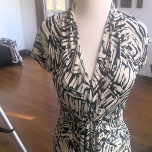 BCBG PARIS BLACK AND WHITE PLUNGE VEE NECK WOMEN'S GRAPHIC DRESS -SMALL